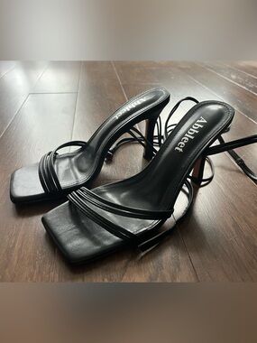 Abbleet Black Strappy Square-Toe Heels